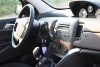 Teszt: Lancia Ypsilon bi-color 1.4 – Maffiózó lány 53