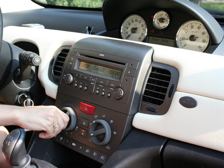 Teszt: Lancia Ypsilon bi-color 1.4 – Maffiózó lány 28