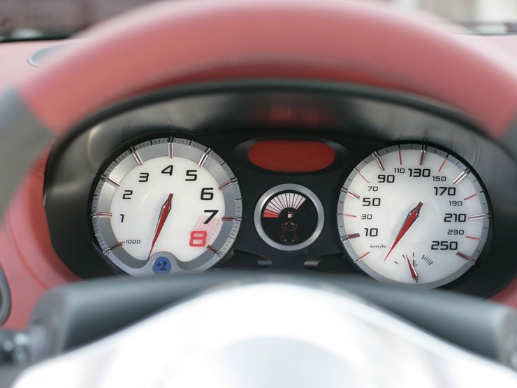 Rendkívül látványos fordulatszámmérőt terveztek a Clio Renaultsportnak, a számok méretei egyre nőnek, az utolsó jelzés pedig már piros