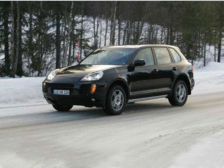 A 3,6 literes, V6-os motor 360 newtonméteres nyomatékát hatsebességes kézi és Triptronic váltó viszi a kerekekhez