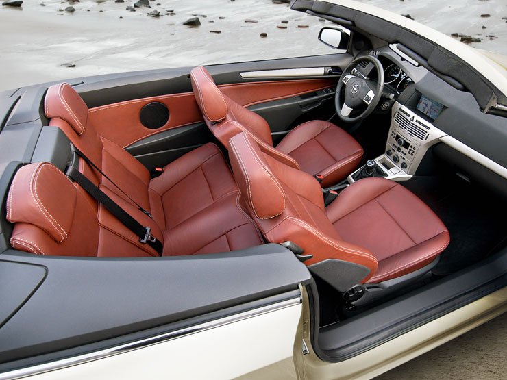 Négy személynek ígér kényelmes helyet a gyár az Astra kabrióban