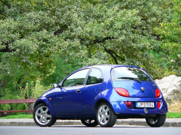 Élőben dögös látványt nyújt a SportKa. Köszönhetően a sorokba kitolt 16 colos alufelniknek és a sportos lökhárítóknak