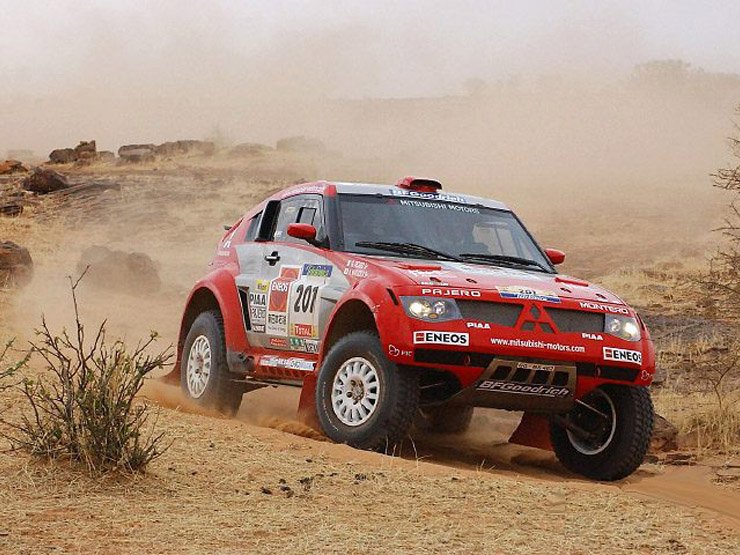 4531_43194_1000x700.jpg | Vezess | Vezess Csak pár apró részletben különbözik a versenyautó eleje az új L200-as orrától