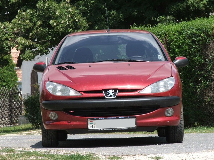 1,1 millió forinttól kaphatók a 206-os Peugeot-k, egy fiatal dízel ára 2,5 millió feletti is lehet