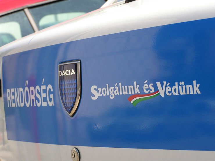 4542_43267_1000x700.jpg | Vezess | Vezess Teljesen alapmodell a rendőrségi Dacia, semmilyen extra nincs benne a rendőrségi rádión és a fényhídon kívül