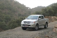 Vezettük: Toyota Hilux – Corolla Verso 2.2 D4-D 42