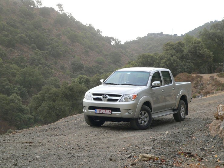 Vezettük: Toyota Hilux – Corolla Verso 2.2 D4-D 12