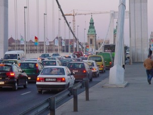 Totális káosz csütörtökön