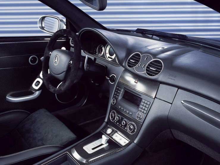 Az ötsebességes automataváltó a kormány mögötti karokkal vezérelhető