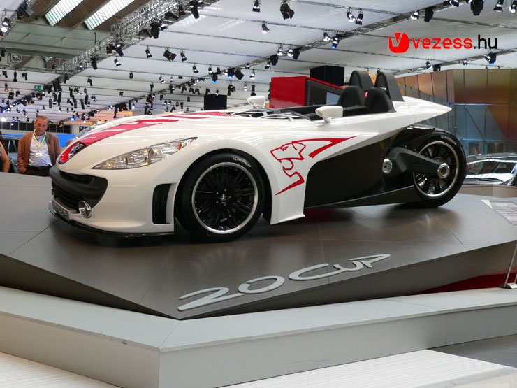 A BMW-vel fejlesztett 170 lóerős motor mozgatja a 20 Cupot, az orr a 206 utódát idézi