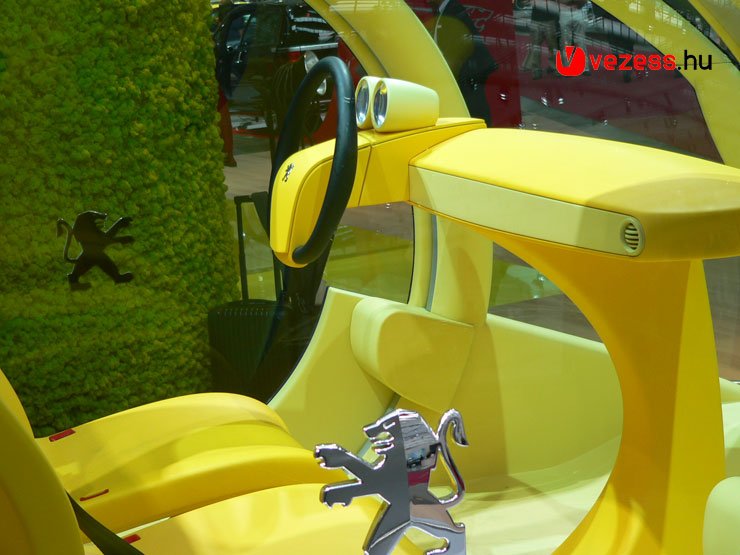 Szinte teljesen üvegből áll a Moovie, így a városi forgalmat könnyedén átlátja a vezető