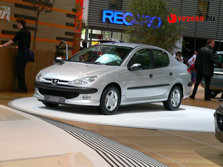 384 literes csomagtartót rejt a Peugeot 206 Sedan csomagtere