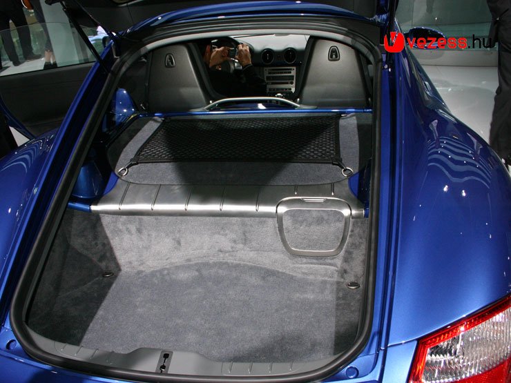 4577_43715_1000x700.jpg | Vezess | Vezess A középmotornak hála elöl 260, hátul 150 literes csomagteret alakíthattak ki a Caymanban