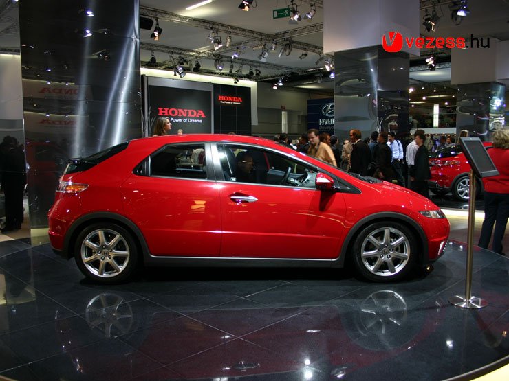 Állat Civic, hibrid-jövő, új arcú Accord