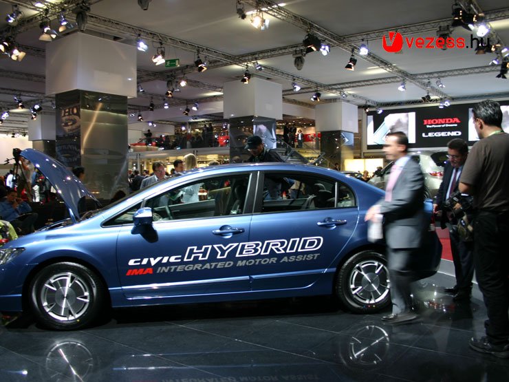 Ilyen lesz a négyajtós Civic. Áprilisban érkezik hazánkba az új autó