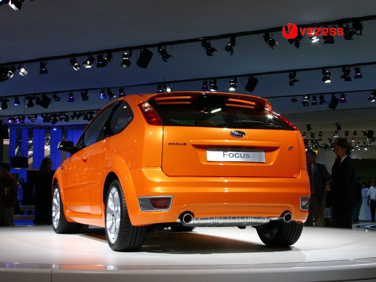 Frankfurtban már a széria Focus ST látható. A 225 lóerős autó év végére megérkezhet hazánkba 