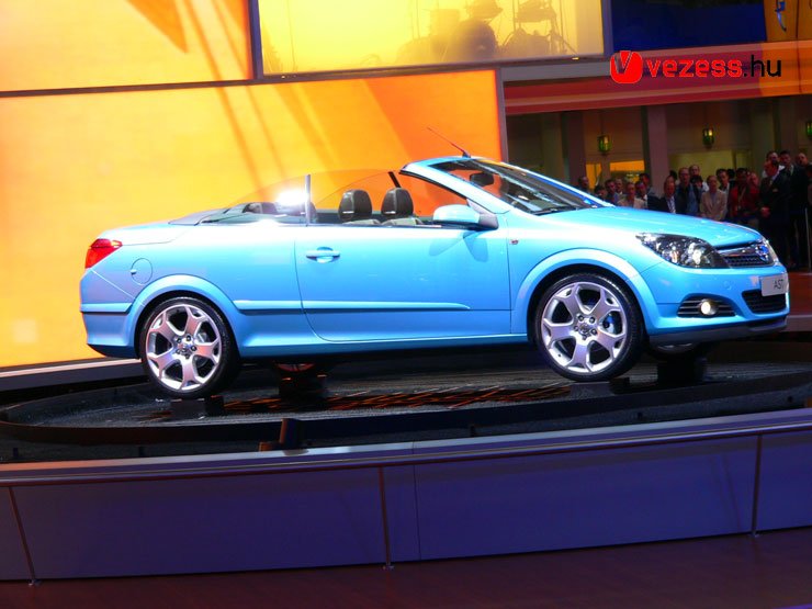 Fő vetélytársával, a VW Eos kabrióval együtt debütált az Astra TwinTop. Teteje három részben nyílik