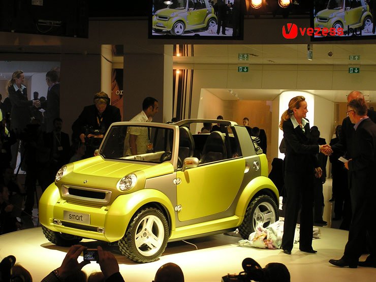 15 százalékkal takarékosabb a széria fortwo-nál a hibridmotoros smart, átlagosan 4,7 liter benzint fogyaszt. A villanymotor a gyorsulást is javítja