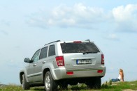 Teszt: Jeep Grand Cherokee 4,7 V8 Limited – Itt van Amerika 42 Nem árt ha van egy saját benzinkutunk a Grand Cherokee mellé. Akár 27 litert is bezabál a 4,7-es. Az érzés viszont megfizethetetlen