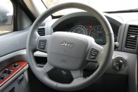 Teszt: Jeep Grand Cherokee 4,7 V8 Limited – Itt van Amerika 58 Teszt: Jeep Grand Cherokee 4,7 V8 Limited – Itt van Amerika 58