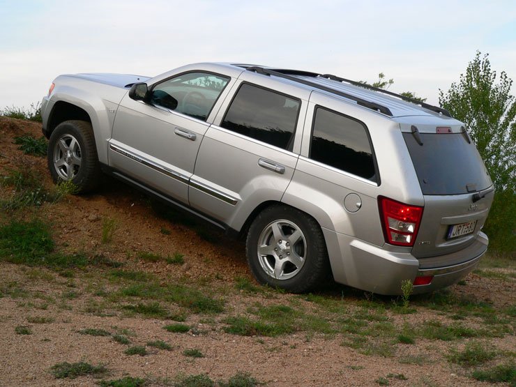 Teszt: Jeep Grand Cherokee 4,7 V8 Limited – Itt van Amerika 24 Teszt: Jeep Grand Cherokee 4,7 V8 Limited – Itt van Amerika 24