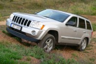 Teszt: Jeep Grand Cherokee 4,7 V8 Limited – Itt van Amerika 61 Teszt: Jeep Grand Cherokee 4,7 V8 Limited – Itt van Amerika 61