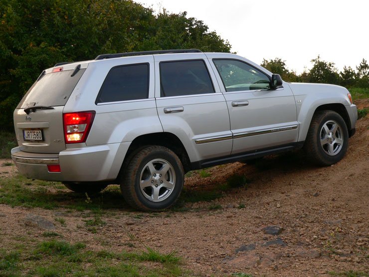 Teszt: Jeep Grand Cherokee 4,7 V8 Limited – Itt van Amerika 30 Teszt: Jeep Grand Cherokee 4,7 V8 Limited – Itt van Amerika 30