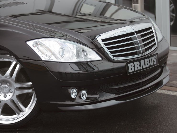 Nagy sebességnél jelentős leszorítóerőt termel a kevlárból készített első spoiler. A lökhárítóba ködlámpák és távolsági fényszórók kerülnek