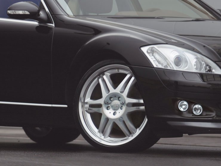 4 másodperc alatt gyorsul százig, de hasonló vehemenciával is lassul a kéttonnás Mercedes a 380 milliméteres első féktárcsáknak köszönhetően