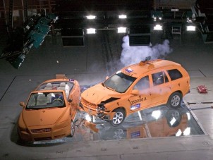 Volvo törésteszt videón: C70 az XC90 ellen