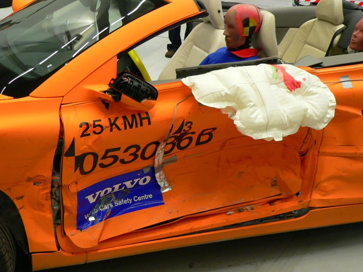 5019_48558_1000x700.jpg | Vezess | Vezess Általában a tetőből lefelé nyílik a függönylégzsák. A C70-hez tetőkeret híján új függönylégzsákot terveztek, a felfelé kirobbanó légzsák a fejet védi