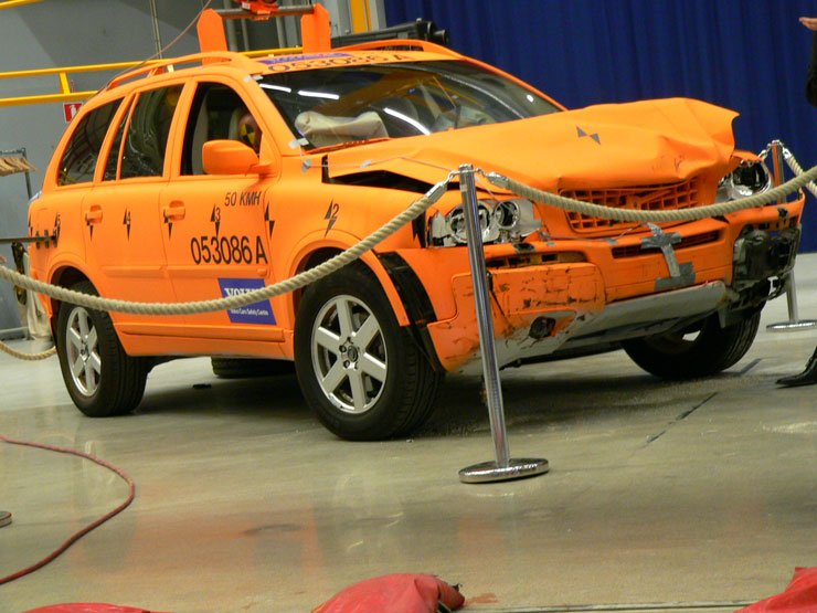 5019_48560_1000x700.jpg | Vezess | Vezess Alig látszik az XC90-en, hogy néhány perce kiütött a helyéből egy legalább 1,5 tonnás kabriót