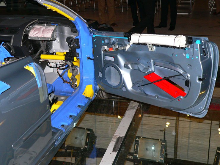 5019_48562_1000x700.jpg | Vezess | Vezess Oldalütközéskor sok múlik a pirosra festett merevítésen. A hangszóró biztonsági okokból van az ajtó legelejében