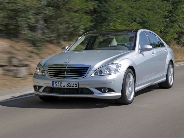 18-19 colos felnik egyedi spoilerek teszik felismerhetővé az AMG által nemesített S-osztályt