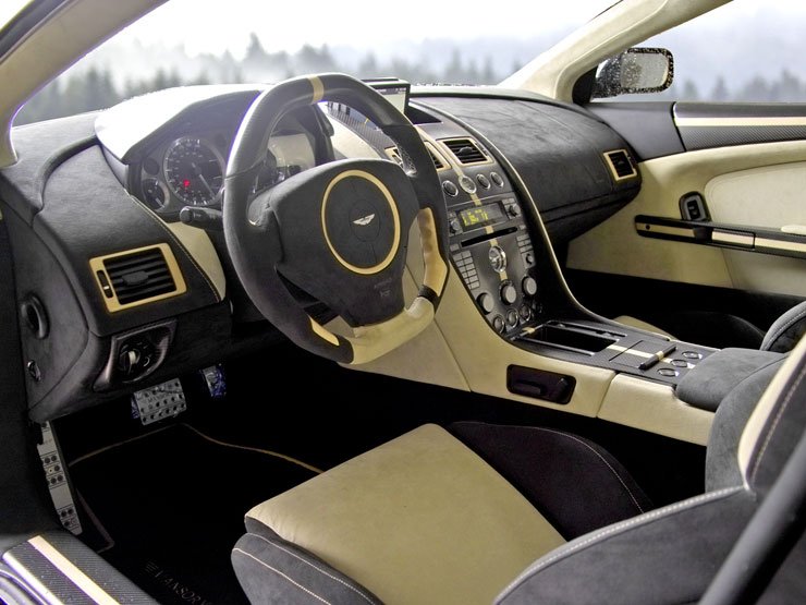 Az utastérbe Alcantara és kevlár betétek kerültek, a kormányt versenyautósra formázták