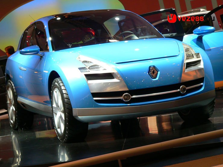 550 Nm a V6-os dízelmotor nyomatéka. Az autó elvileg jó terepjáró lehetne, de fel sem merül, hogy az egyedi tanulmányt kivigyék a hegyoldalba