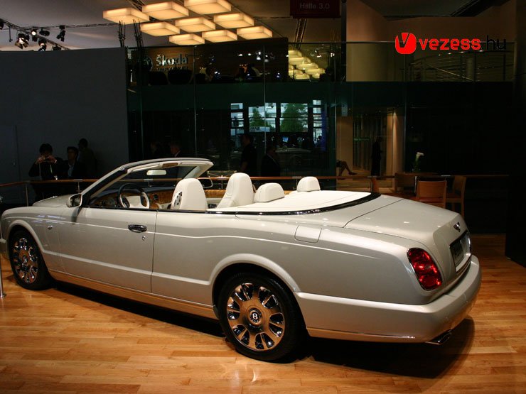 Az elegancia csúcsa - Bentley Azure
