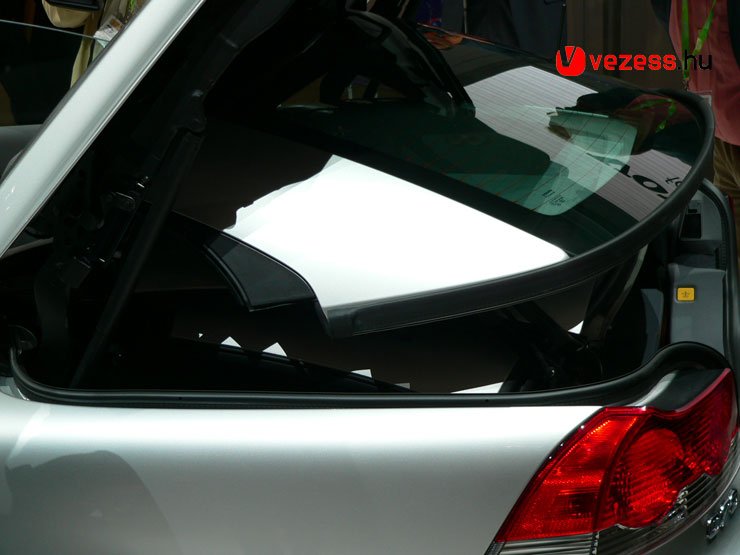 A három tetőelem szépen koreografált mozgással tűnik el a csomagtérfedél alatt