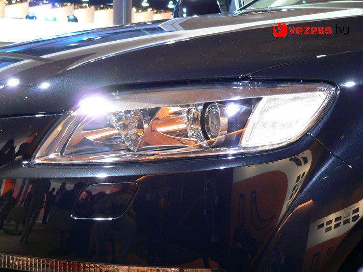 Igazi sztár a 61. Frankfurti Autókiállításon a Q7. 3.0 TDI motorral és 4.2-es FSI benzines nyolchengeressel lesz kapható