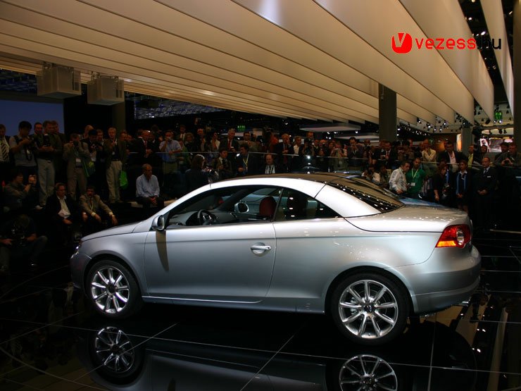 Passat és Golf alkatrészek is vannak az Eos-ban, a motorok teljesítménye 115 és 250 lóerő között mozog