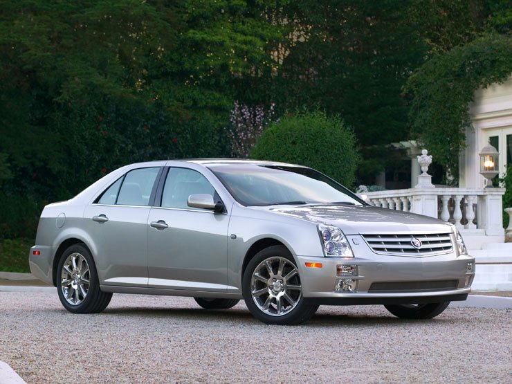 Az STS igazi limuzin. Ez a típus már megkapja a V8-as Northstar motort is