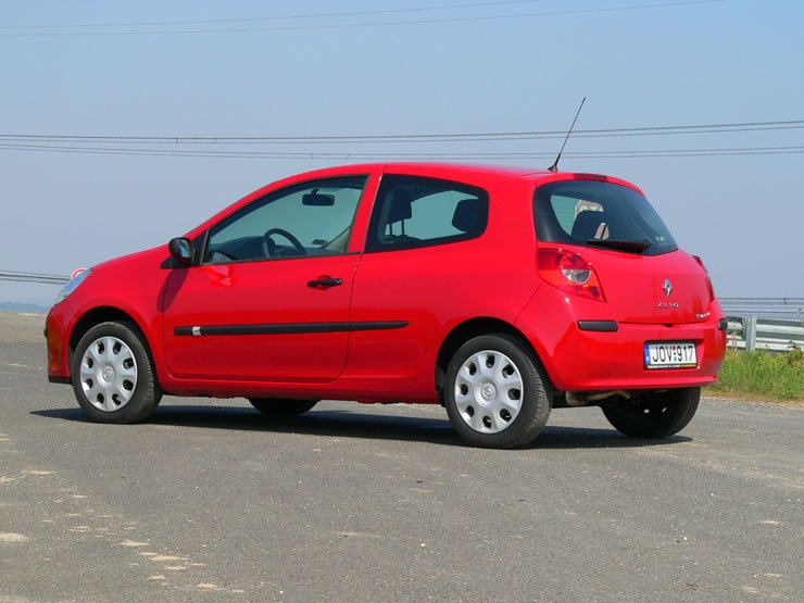 80 000 forinttal olcsóbb a háromajtós az ötajtósnál, kivéve az alapmodellt. Az árkülönbség ott 181 000 forint