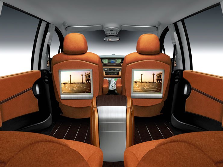 A hátul ülők maximális kényelmben tévézhetnek és hűtött italt kortyolhatnak menet közben