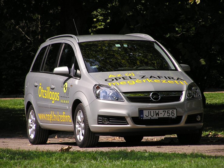 170 km/órás sebességet kiválóan tart a dízel Zafira. Fogyasztása ekkor sem megy 8,5 liter fölé