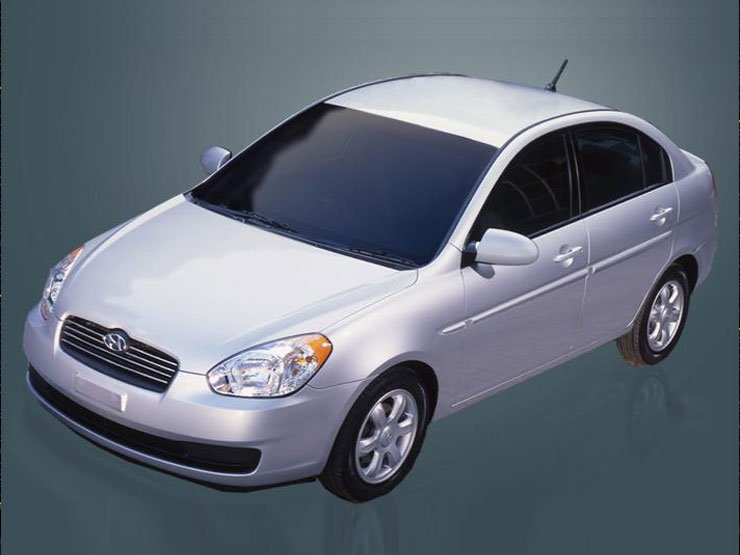 Amerikában a lépcsőshátúként mutatkozott be az Accent, melynek karosszériája méretesebb lett, mint korábban volt