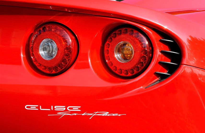 LED-es hátsó lámpák kerültek az autókra, ezek jelentősen csökkenthetik a mögöttük haladók fékútját