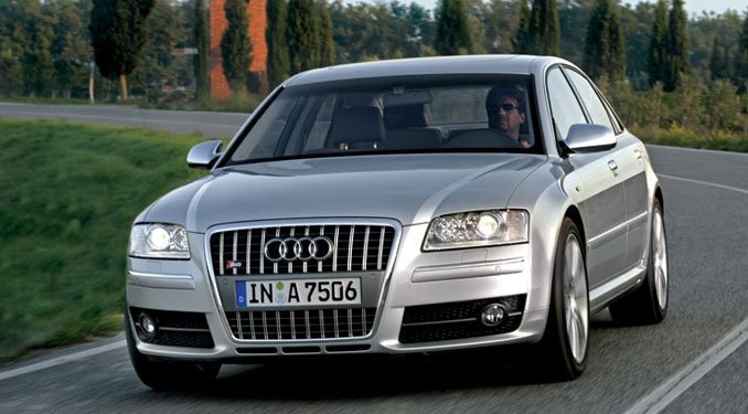 Limuzin Lamborghini alapokon - Audi S8