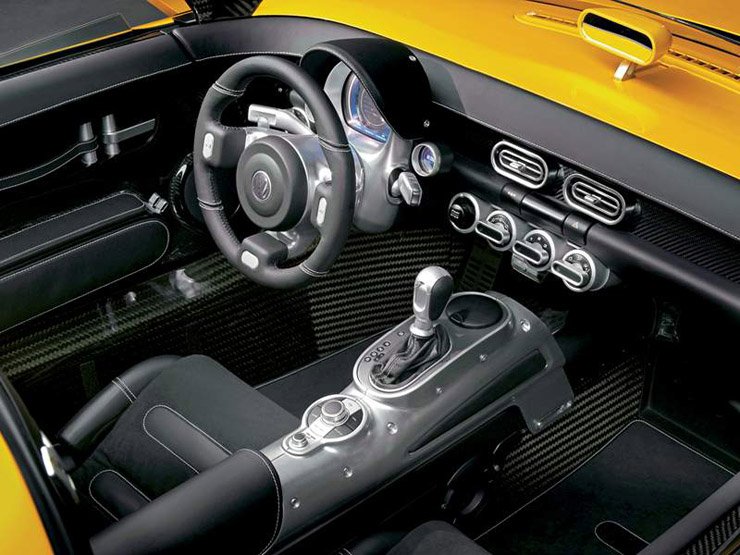 A váltó mellett találhatóak a navigációt, telefont és az audio rendszert vezérlő gombok