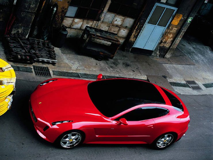 A motortérben továbbra is a Scagiletti V12-es 540 lóerős motorja lapul