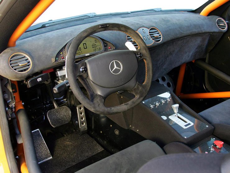 Az utastér teljesen versenyautós, leszámítva a légzsákos kormányt